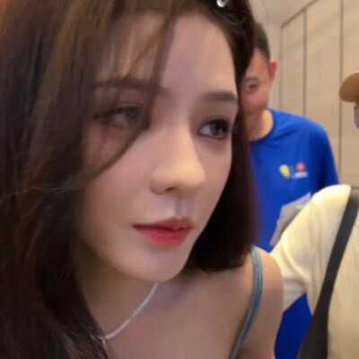 叶濛女士的香味扑面而来