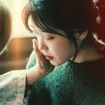 ： “我無法用文字來形容你的遙遠和清冷，你不說話，就好像在我的心裡下了一場雪。”
