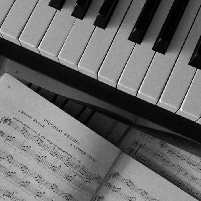 刚刚不小心被蜜蜂蛰了，整条手臂都变紫了。查了一下到底是什么蜂毒性那么强，才发现原来是看见你的美貌甘拜下蜂