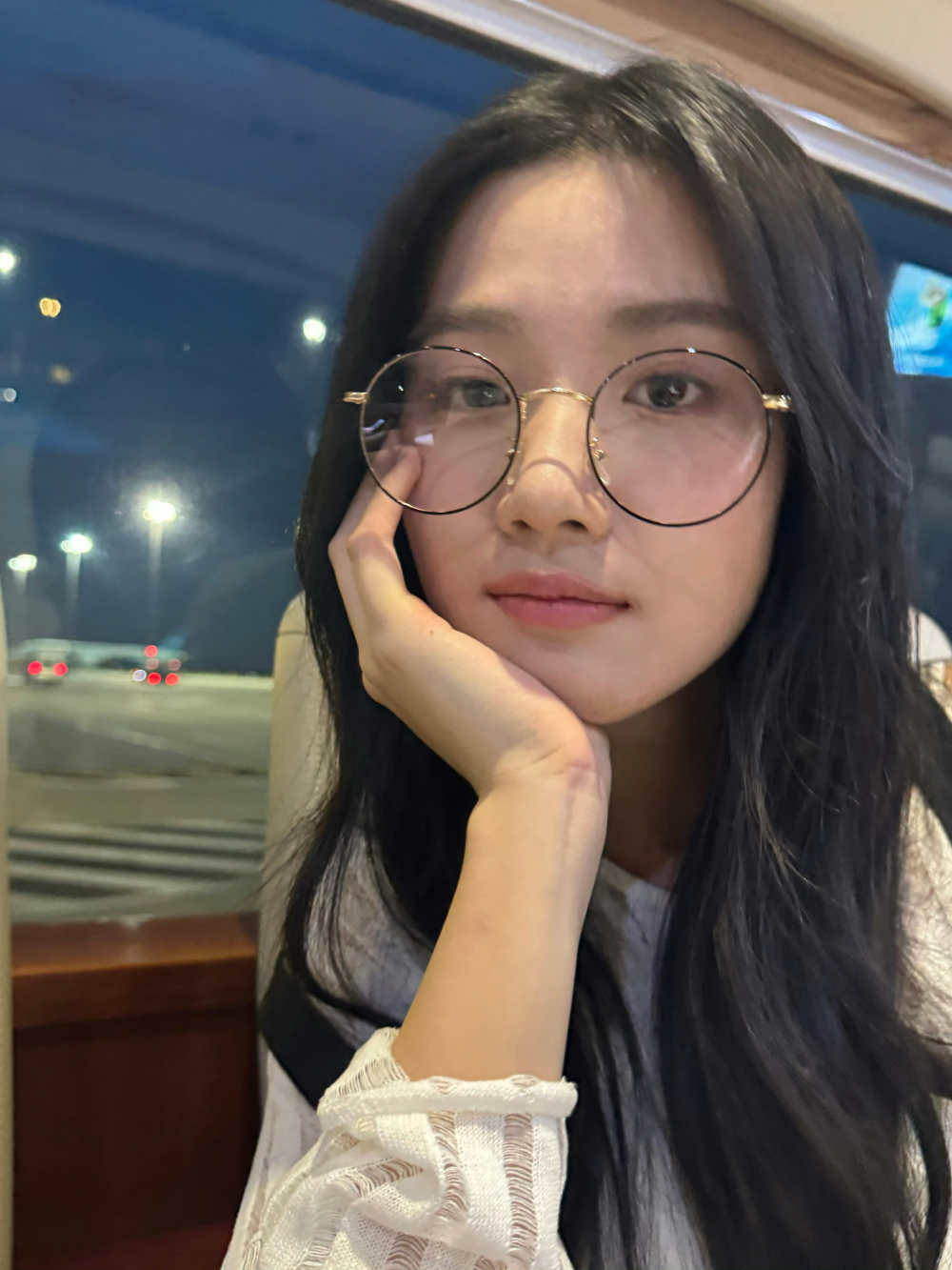 卢昱晓自拍头像