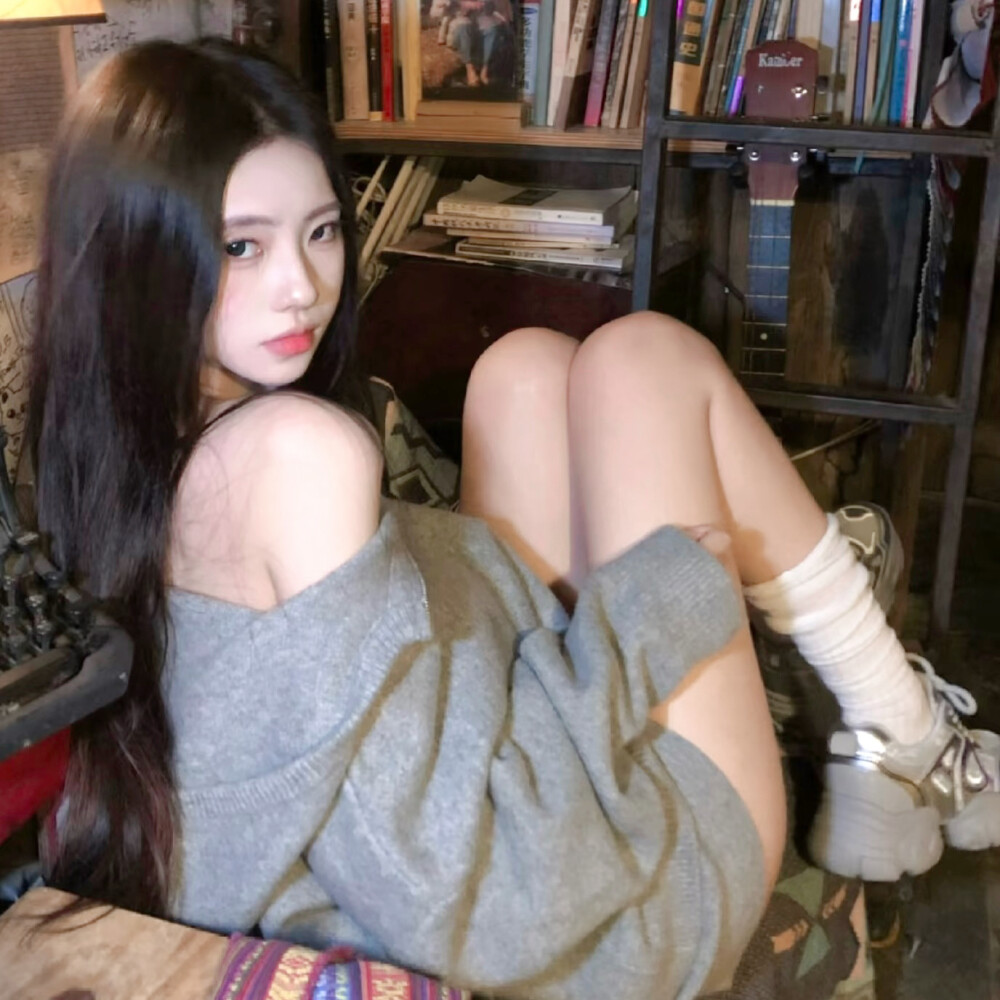 凌晨的海 难言的爱.
侵权删