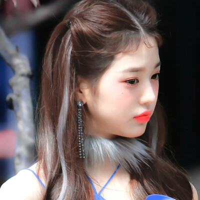 这是我的闺@边夫人
勿动勿碰勿扰 动她等于动我动我等于亖
你是維一 偏愛溫柔都給你
你若折我姐妹翅膀 我必毀你整個天堂