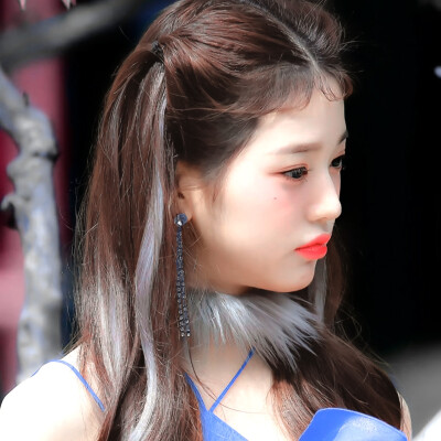 这是我的闺@边夫人
勿动勿碰勿扰 动她等于动我动我等于亖
你是維一 偏愛溫柔都給你
你若折我姐妹翅膀 我必毀你整個天堂