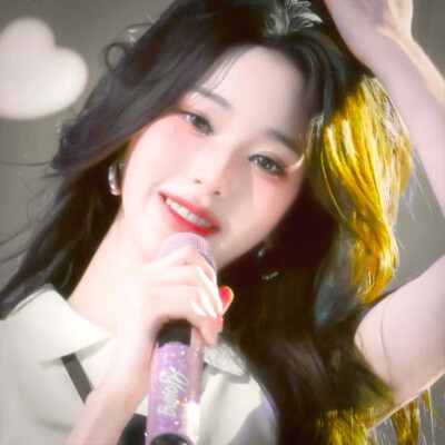 他的声线像卡带机转动的底噪，沙沙地磨着鼓膜。副歌时突然拔高的尾音，是那年你反复倒带的0.8秒——图书馆角落的随身听里，永远停在这句"走过阴天雨天给你晴天"