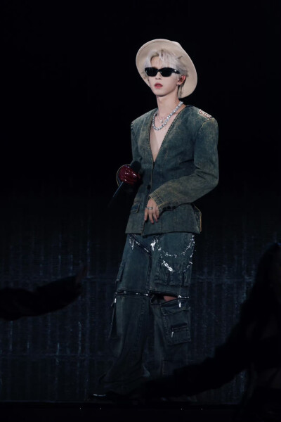小何