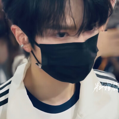 白色阿迪男