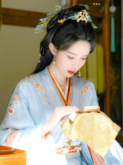 桃花映江山
