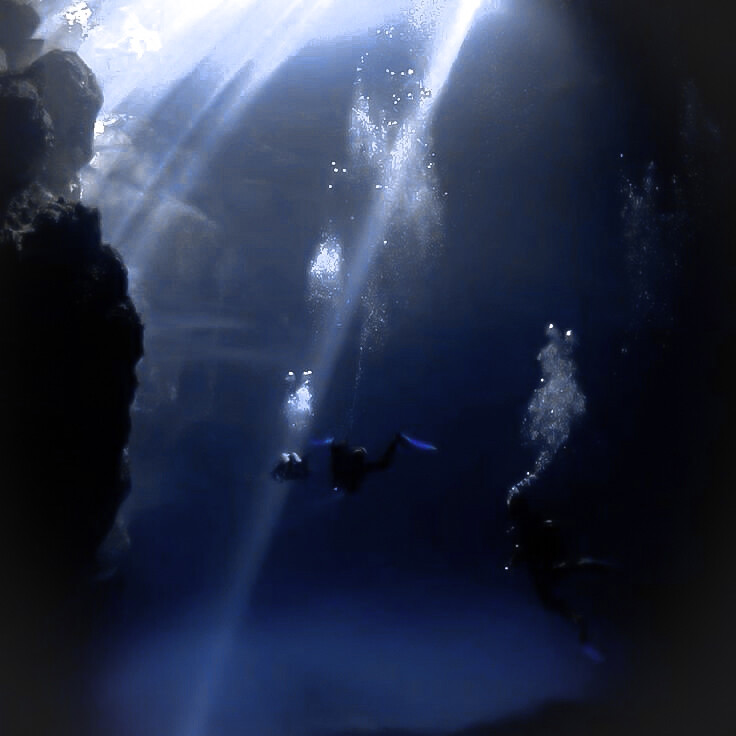 淡翠色的烟雾逐渐弥漫至山野间，潮湿空气呼啸叫嚣，留下痕迹，身体的轨道横行方向，而后离开这片荒芜。