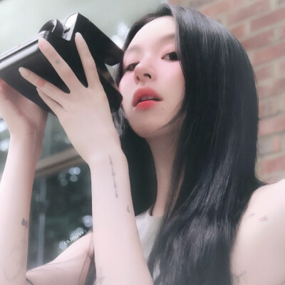 你泪痕像条绿色的锈