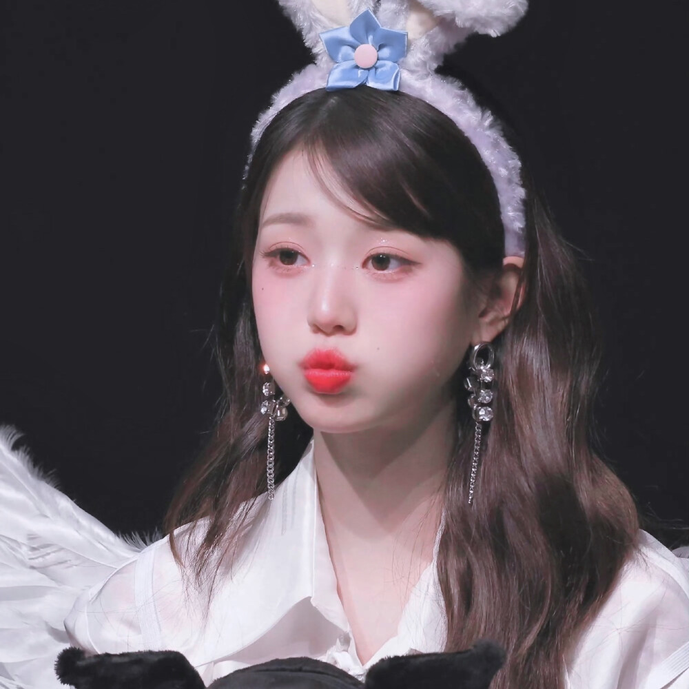 你说你喜欢下雨天 我好想带你回到四十亿年前的冥古宙 那时还没有海 我们一起在持续百年的大雨中狂奔