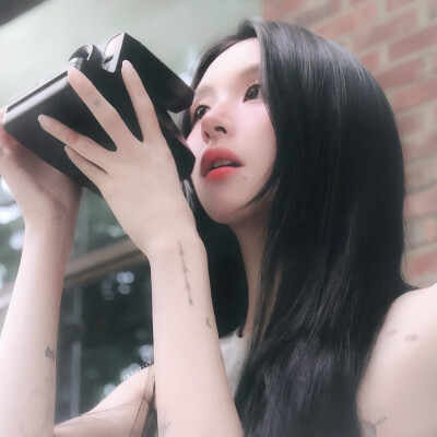 你泪痕像条绿色的锈