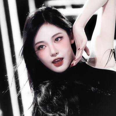  宁艺卓Ningning* “把心事说给月亮听吧，它会替我在这个世界爱你.”