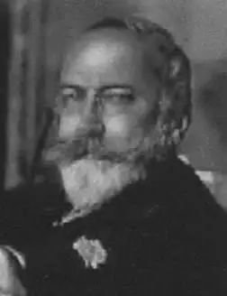 威廉·梅里特·蔡斯，生于1849年11月1日，卒于1916年10月25日，美国画家。蔡斯是十人派画家，也就是美国印象派，主要画印象派风格的风景画，也画一些室内景，多是中产阶级生活。同时，威廉·梅里特·蔡斯也是一位老师，代表作有：《自画像》《弟媳的画像》等等。