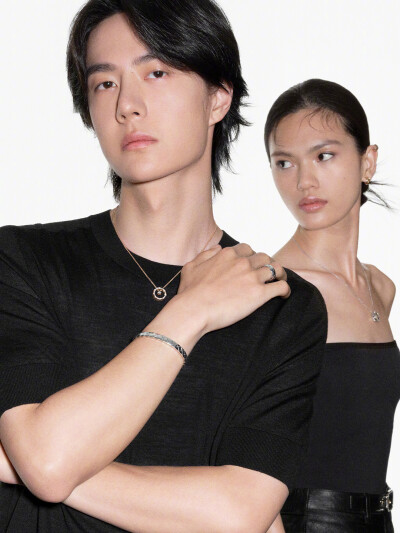 香奈儿CHANEL：
有些遇见，是你永远的印记。
对于嘉柏丽尔·香奈儿而言，每一次遇见都关乎天意与幸运，是属于彼此的游戏。COCO CRUSH高级珠宝系列作品上交错的线条，如同改变命运轨迹的一次次遇见。
品牌形象大使@UNI…