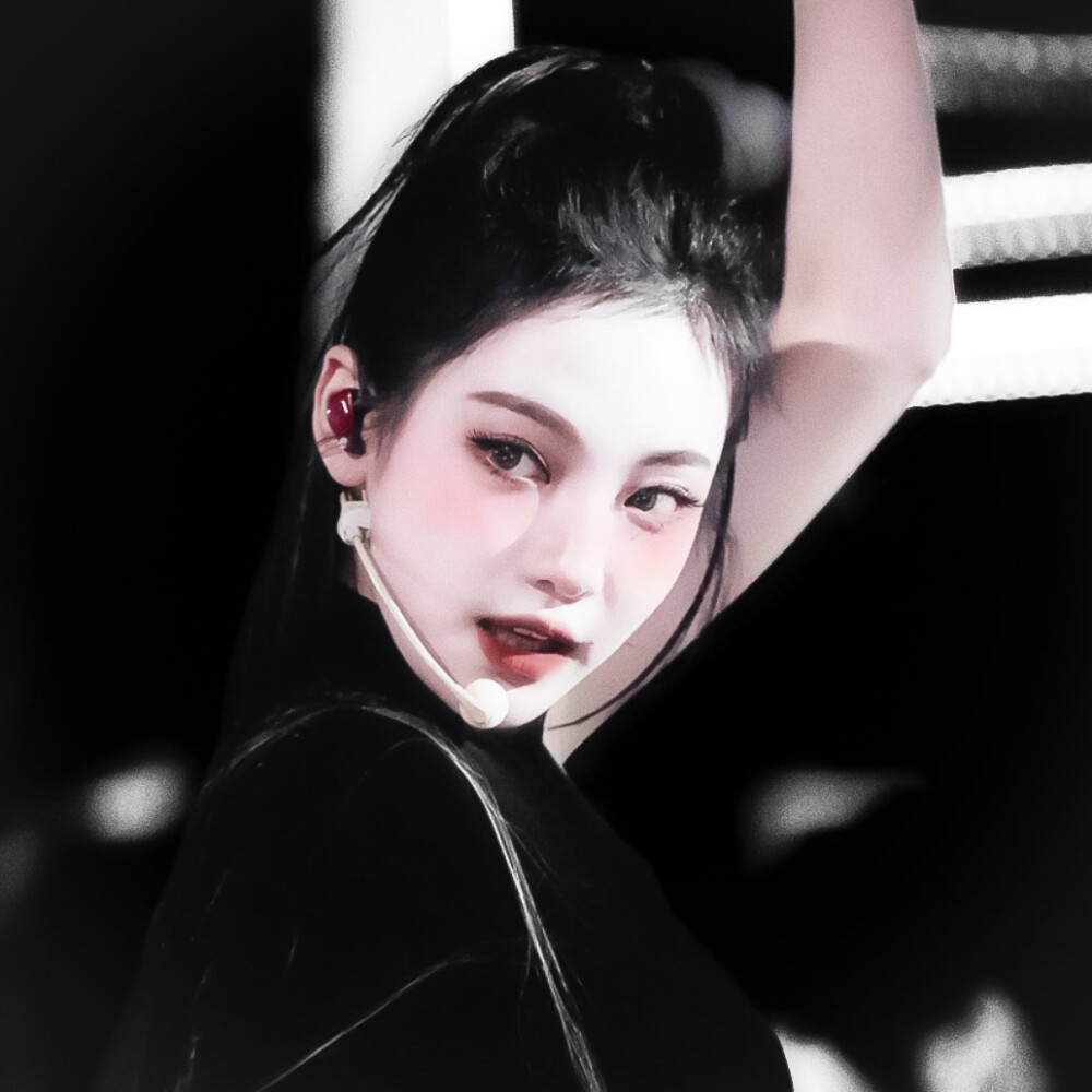  宁艺卓Ningning* “把心事说给月亮听吧，它会替我在这个世界爱你.”