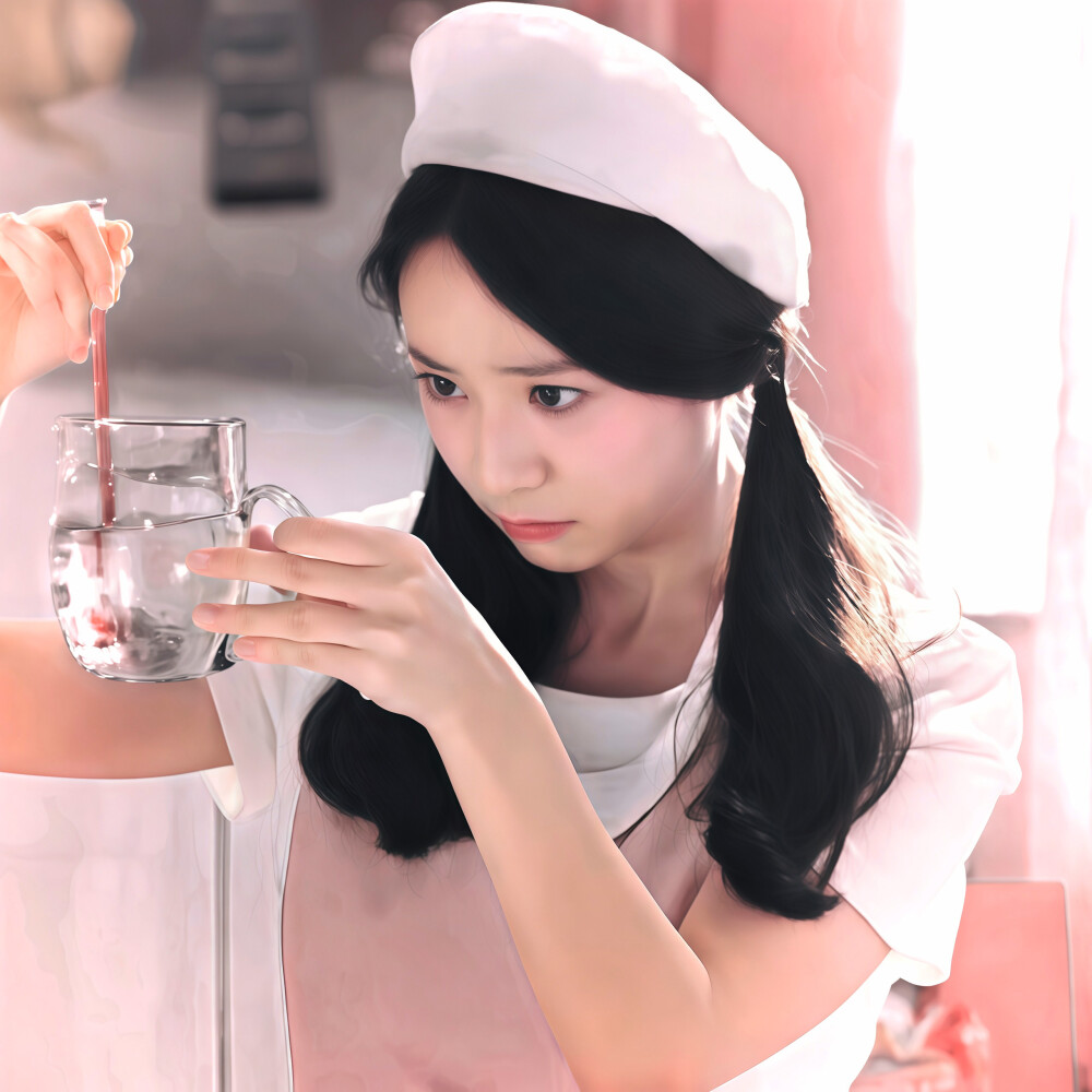 野雏菊被一汪雨水裹挟、浸润、揉碎，像是她放浪形骸下淅沥的泪眼。记忆里的她总 爱 写信，时不时投递几片不规整且易碎的草木标本，却克己复礼从未僭越。
摩挲着旧相纸里的细雾波连，那夜她抛却一切放纵的淌泪。袒露出流浪着的落叶一般脆生生的背面，和卸去伪装后抑制不住翕动的肩。