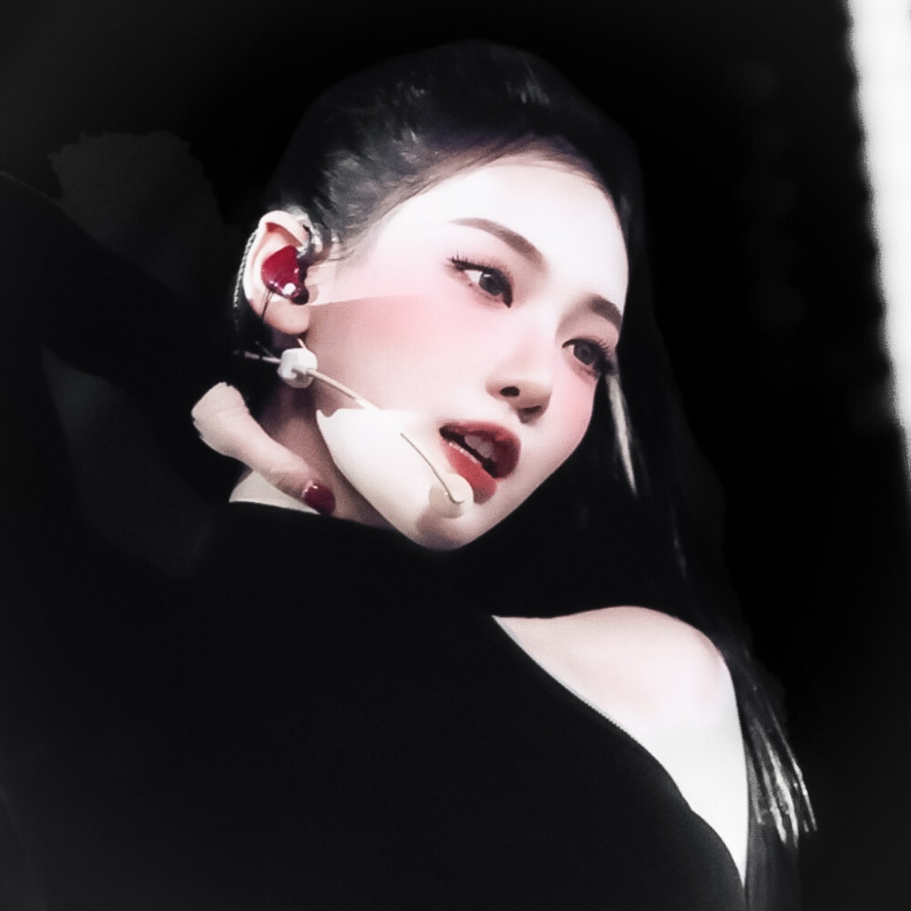  宁艺卓Ningning* “把心事说给月亮听吧，它会替我在这个世界爱你.”