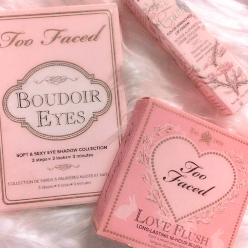 野雏菊被一汪雨水裹挟、浸润、揉碎，像是她放浪形骸下淅沥的泪眼。记忆里的她总 爱 写信，时不时投递几片不规整且易碎的草木标本，却克己复礼从未僭越。
摩挲着旧相纸里的细雾波连，那夜她抛却一切放纵的淌泪。袒露出流浪着的落叶一般脆生生的背面，和卸去伪装后抑制不住翕动的肩。