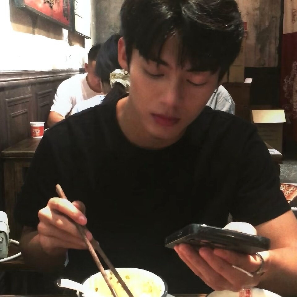 海水与礁石相互碰撞玫瑰迎着夏日盛放