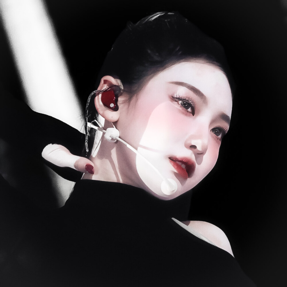  宁艺卓Ningning* “把心事说给月亮听吧，它会替我在这个世界爱你.”