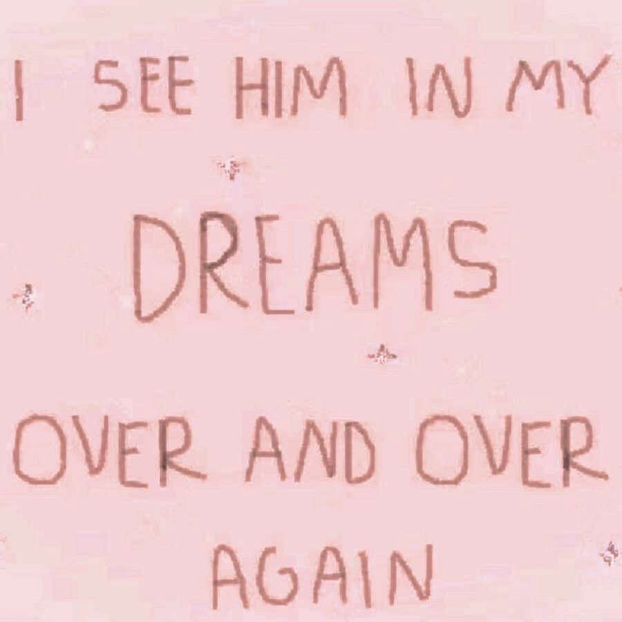 野雏菊被一汪雨水裹挟、浸润、揉碎，像是她放浪形骸下淅沥的泪眼。记忆里的她总 爱 写信，时不时投递几片不规整且易碎的草木标本，却克己复礼从未僭越。
摩挲着旧相纸里的细雾波连，那夜她抛却一切放纵的淌泪。袒露出流浪着的落叶一般脆生生的背面，和卸去伪装后抑制不住翕动的肩。