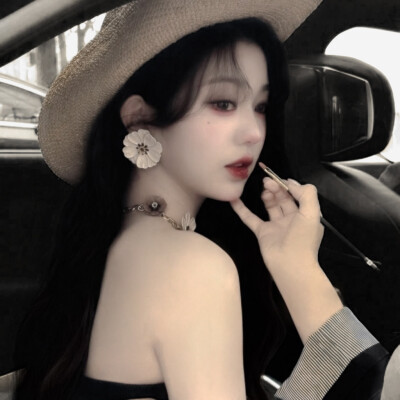 就好像下了一场暴雨 我站在你门外 几度想要敲你的门 问你是否可以暂时借避 可是我没有 只是一直站在雨里
