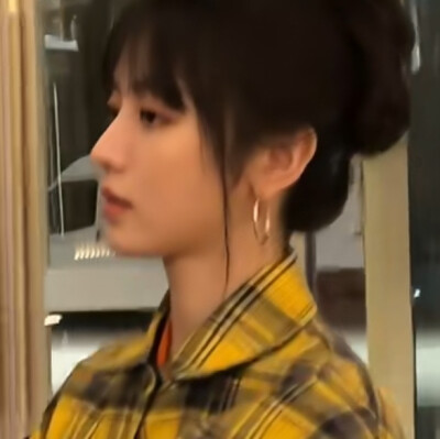 黄衬衫格子妹