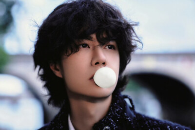 #王一博[超话]# · #王一博0805生日快乐#
世界有时很大，大到容得下巍峨的山浩瀚的海，
快乐可以很小，小到当下的一颗泡泡糖足矣。
愿你在新的一岁里，依然能被这些微小的快乐打动~
祝28岁的@UNIQ-王一博 生日快乐！…