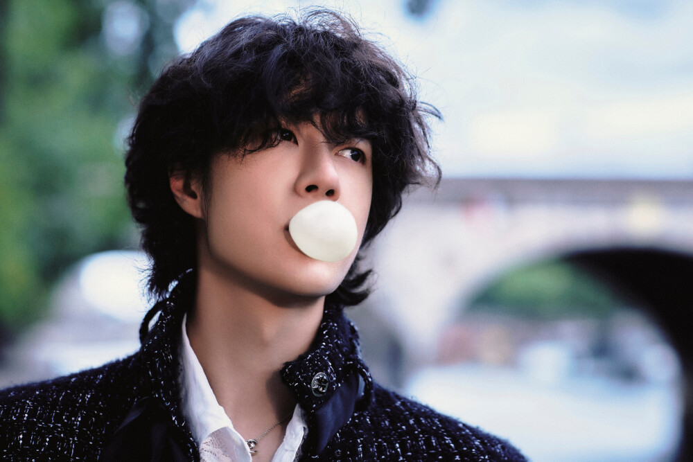 YIBO-OFFICIAL：
#王一博0805生日快乐#
世界有时很大，大到容得下巍峨的山浩瀚的海，
快乐可以很小，小到当下的一颗泡泡糖足矣。
愿你在新的一岁里，依然能被这些微小的快乐打动~
祝28岁的@UNIQ-王一博 生日快乐！ ​​​