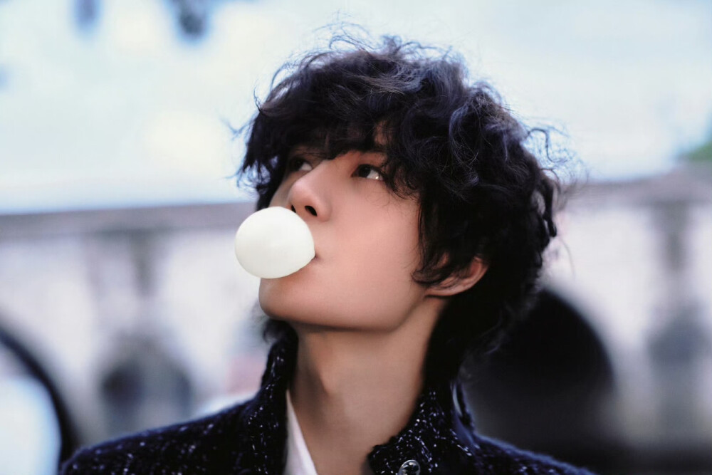 #王一博[超话]# · #王一博0805生日快乐#
世界有时很大，大到容得下巍峨的山浩瀚的海，
快乐可以很小，小到当下的一颗泡泡糖足矣。
愿你在新的一岁里，依然能被这些微小的快乐打动~
祝28岁的@UNIQ-王一博 生日快乐！ ​​​
