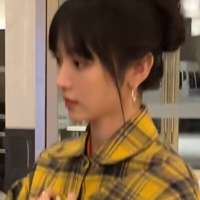 黄衬衫格子妹