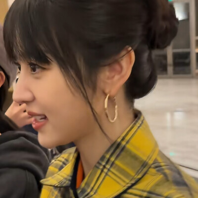 黄衬衫格子妹