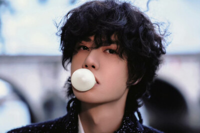 #王一博[超话]# · #王一博0805生日快乐#
世界有时很大，大到容得下巍峨的山浩瀚的海，
快乐可以很小，小到当下的一颗泡泡糖足矣。
愿你在新的一岁里，依然能被这些微小的快乐打动~
祝28岁的@UNIQ-王一博 生日快乐！…