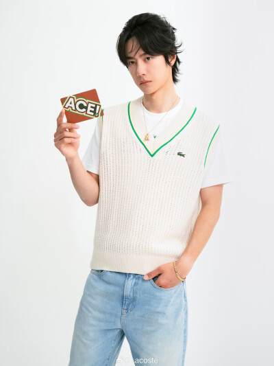 Lacoste：
@UNIQ-王一博 生日快乐！
愿新的一岁热忱不减，步履不停。
与LACOSTE一同演绎，精彩即将上线
#LACOSTE品牌全球代言人王一博#