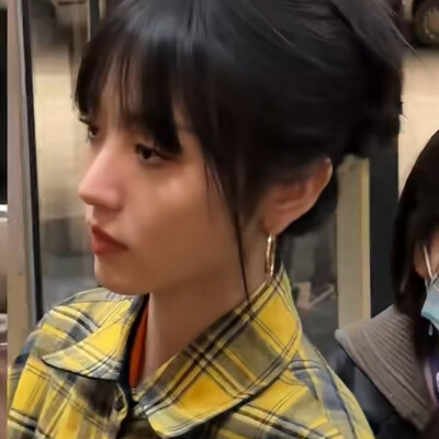 黄衬衫格子妹