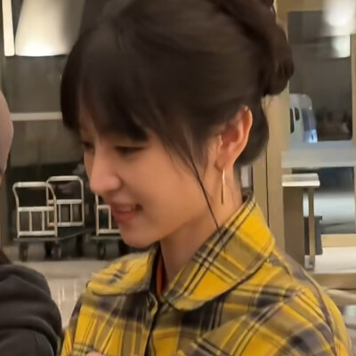 黄衬衫格子妹