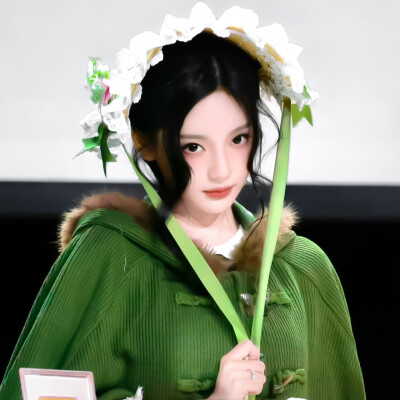 “街角的白山茶偷窥了少女的热爱。”