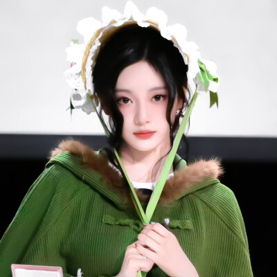 “街角的白山茶偷窥了少女的热爱。”