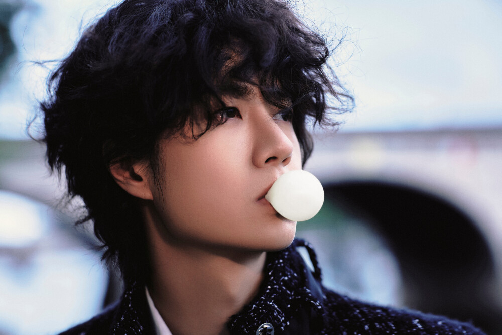 YIBO-OFFICIAL：
#王一博0805生日快乐#
世界有时很大，大到容得下巍峨的山浩瀚的海，
快乐可以很小，小到当下的一颗泡泡糖足矣。
愿你在新的一岁里，依然能被这些微小的快乐打动~
祝28岁的@UNIQ-王一博 生日快乐！ ​​​