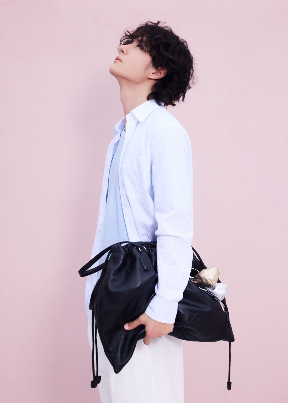 #王一博[超话]# · #王一博0805生日快乐#
保持在自己的频率里，如朗朗清风，自在闲适。
限定浪漫四宫格掉落！
祝28岁的@UNIQ-王一博 生日快乐！ ​