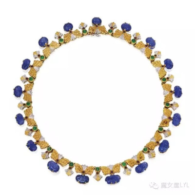 18K双色黄金和彩石项链，Gianaria Buccellati。由带翼形状的纹理金链环组成，悬挂着17颗蓝宝石，并以凸圆形红宝石和祖母绿进一步突出，约1970年。