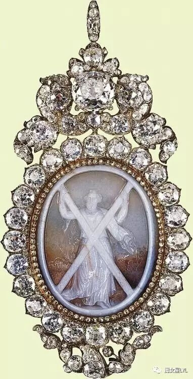 1840年，维多利亚女王在他们结婚前两天向阿尔伯特亲王颁发了嘉德勋章。嘉德勋章最初是1829年为乔治四世国王设立的。