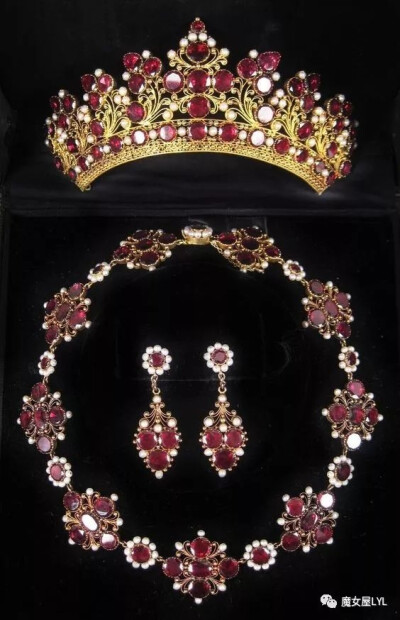 Georgian Demi-Parure (early 19th c; from top, Tiara, Necklace, Earrings; garnets, pearls, gilt metal).