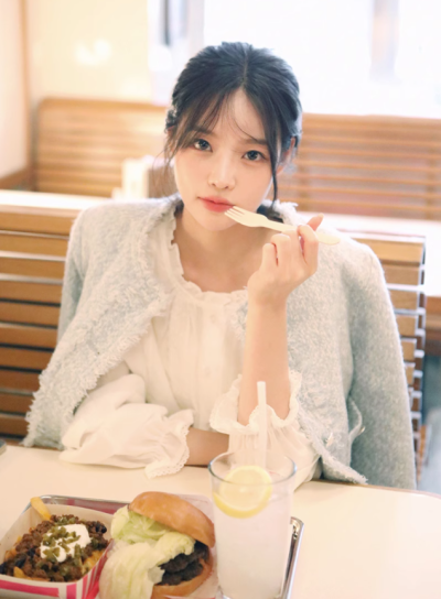 林知酒道：“我喂你吃一口蛋糕，你别生气了好不好啊？”陈羁道：“我没生气。”林知酒：“嗯嗯，那你吃不吃蛋糕？”说着，她叉了一小块，送到陈羁嘴边。陈羁低眸，望进林知酒眼睛里。 很亮，一动不动地看着他。再近…