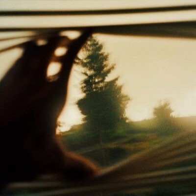 ： 天上的雲，隔岸的燈，世間最美好而長久，永遠不會變質的愛情
