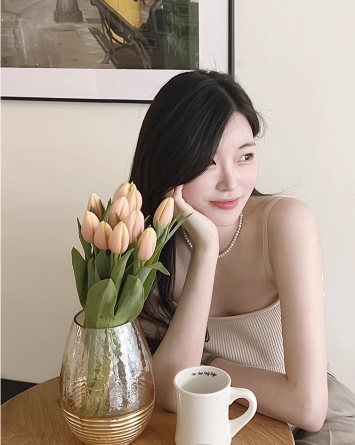 陈羁了然，吩咐助理出去，便收拾了东西，又随手把西装外套搭在胳膊上，便乘电梯下去。
还能让那位祖宗等太久吗。
不过底下等着的人此时心情还不错。
林知酒正小口地喝着咖啡，一边玩手机一边不经意地观察铭阅前台的工作人员。
唔，都是盘正条顺的小姐姐，个个肤白貌美大长腿。
巍林的前台有这么漂亮吗？
林知酒回忆一番，好像还真没有。
不过话说回来，要是每天上班都能看着这么多漂亮小姐姐冲自己笑，换成谁都能保持一天的好心情吧。
陈羁下楼的时候，看见的便是一副林知酒盯着不远处几个前台的模样。
眼神发亮，不时还要笑一笑。