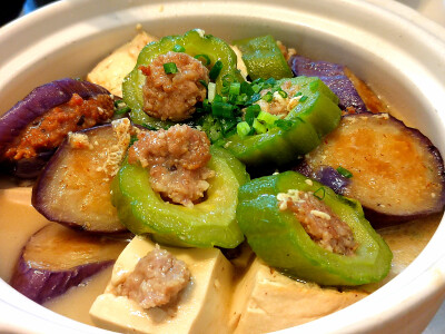 #美食##昆明##客家菜# 这家开了30年的街边小店，环境一般，就是很大众化的那种，客人以周边的居民为主，很接地气，23元一份的叉烧饭、18元一份的干炒牛河份量十足。
他们家的正餐，则以客家菜为主，我最喜欢他们家的…