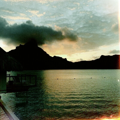 ： 天上的雲，隔岸的燈，世間最美好而長久，永遠不會變質的愛情
