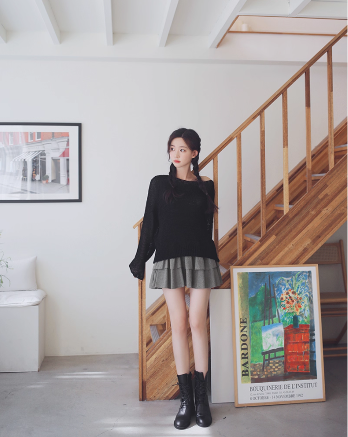 陈羁没动，两秒后忽然脱掉外套，像是随手一扔，盖住了林知酒的脑袋。
林知酒将衣服扒拉下来，语气忿忿：“你干什么！”
陈羁敛眉，低头看她：“不是冷？”
林知酒一顿，眼睛转了转，忽然说：“可你这动作像是给我盖盖头。”
陈羁：“……”
他好一会儿没说话。
可能也一时半会不知道说什么。