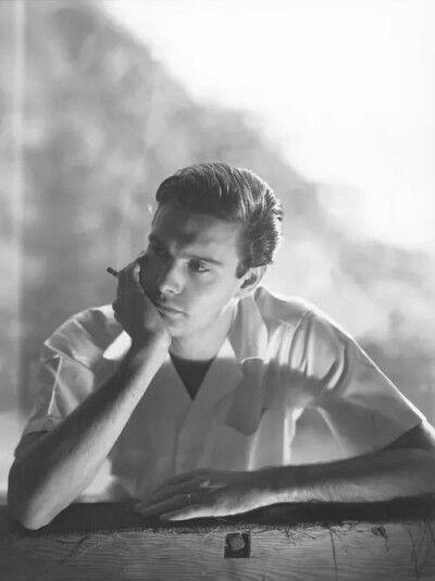 路易斯·乔丹
Louis Jourdan 法国演员